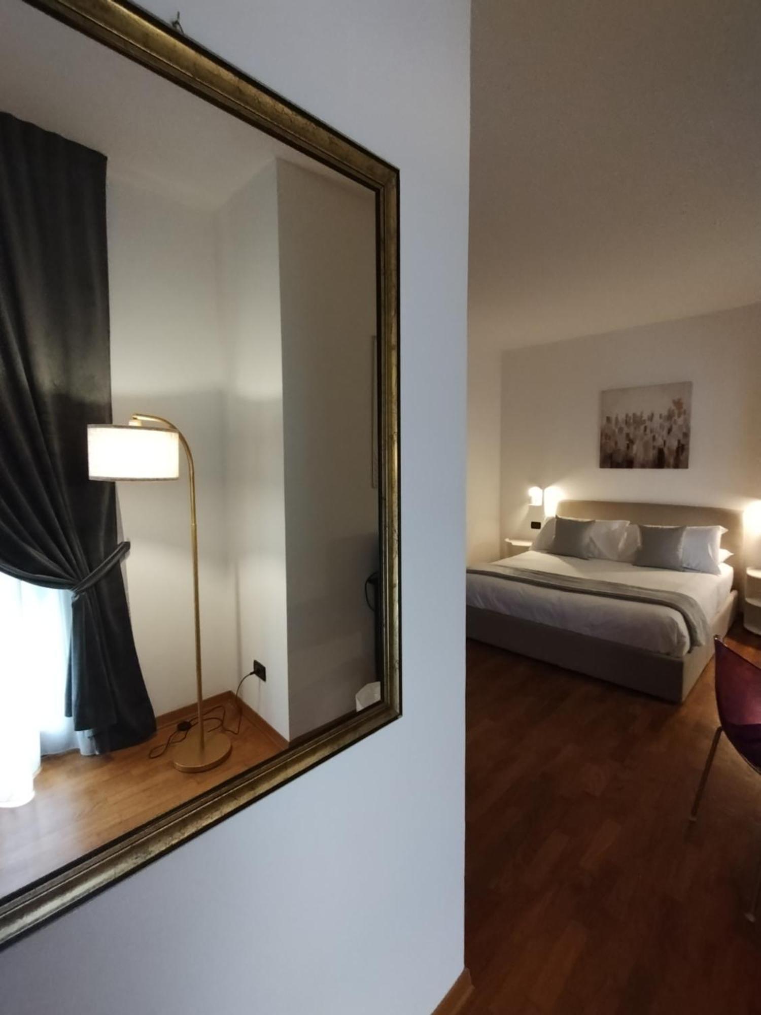 Palazzo Cusani Charming Rooms 베르첼리 외부 사진