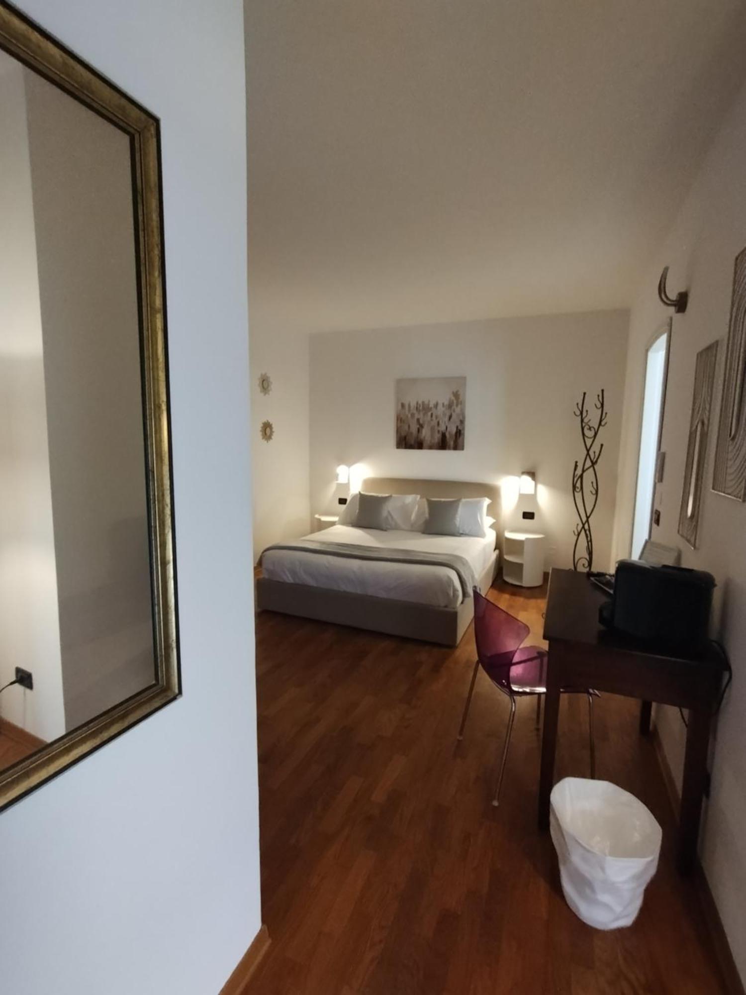 Palazzo Cusani Charming Rooms 베르첼리 외부 사진