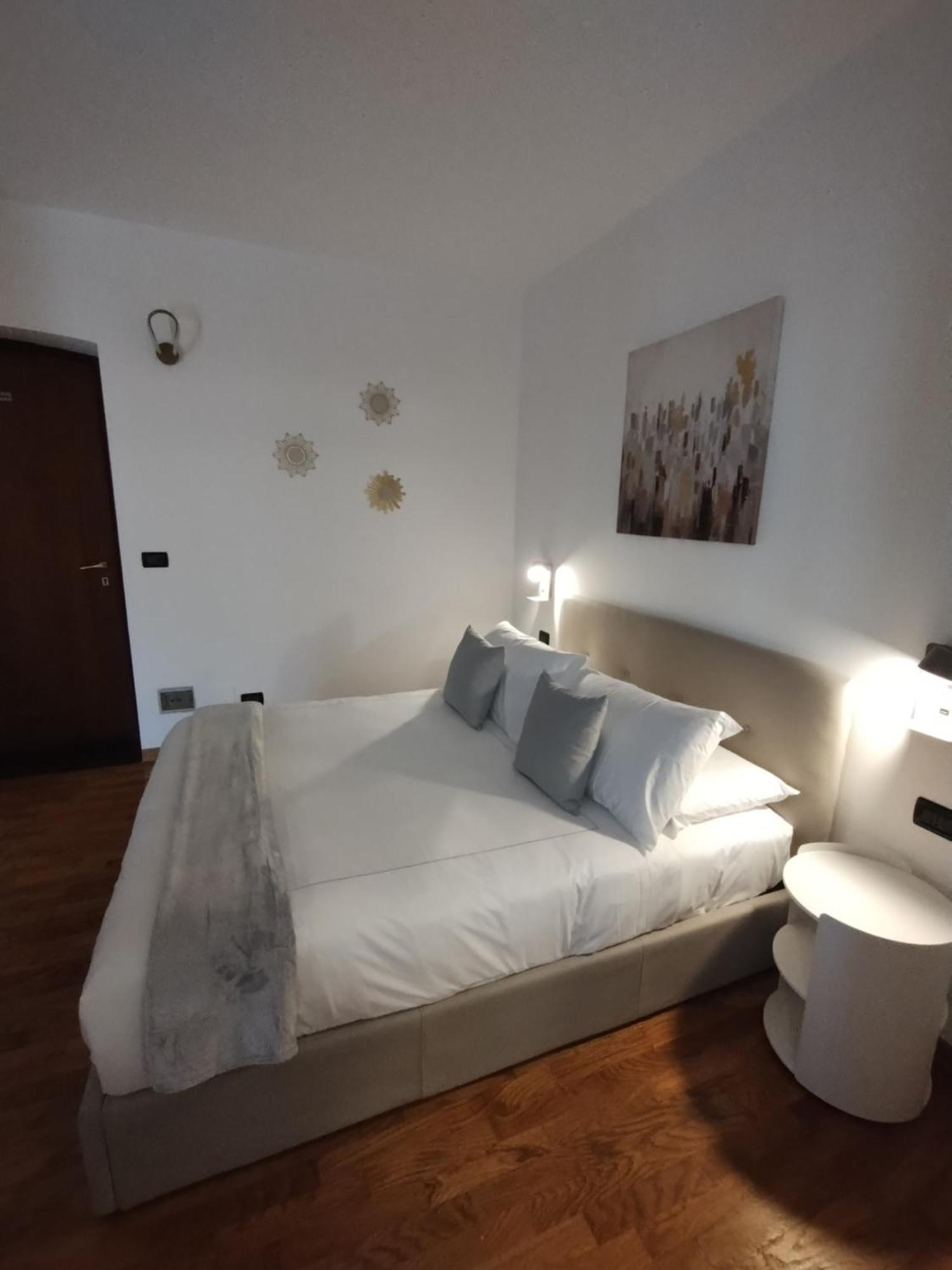 Palazzo Cusani Charming Rooms 베르첼리 외부 사진