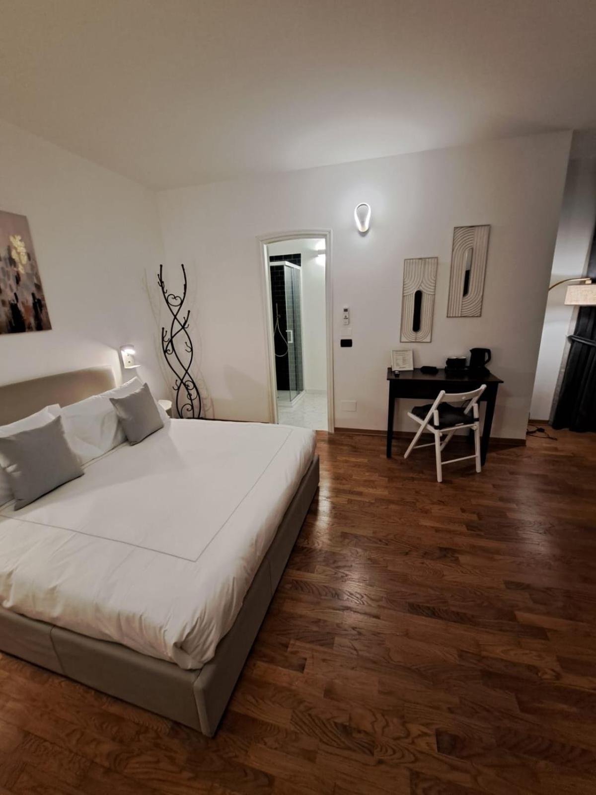 Palazzo Cusani Charming Rooms 베르첼리 외부 사진