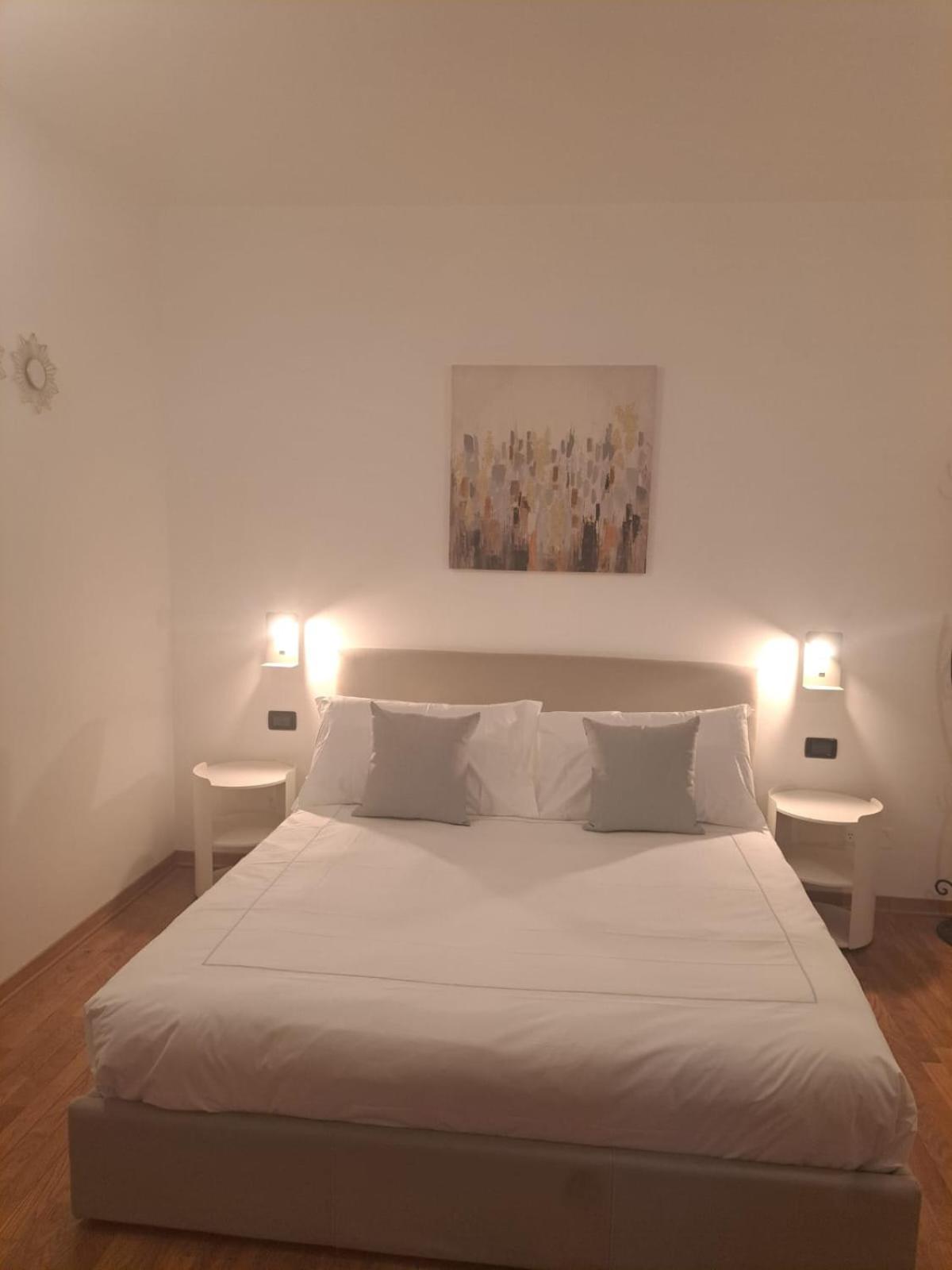 Palazzo Cusani Charming Rooms 베르첼리 외부 사진