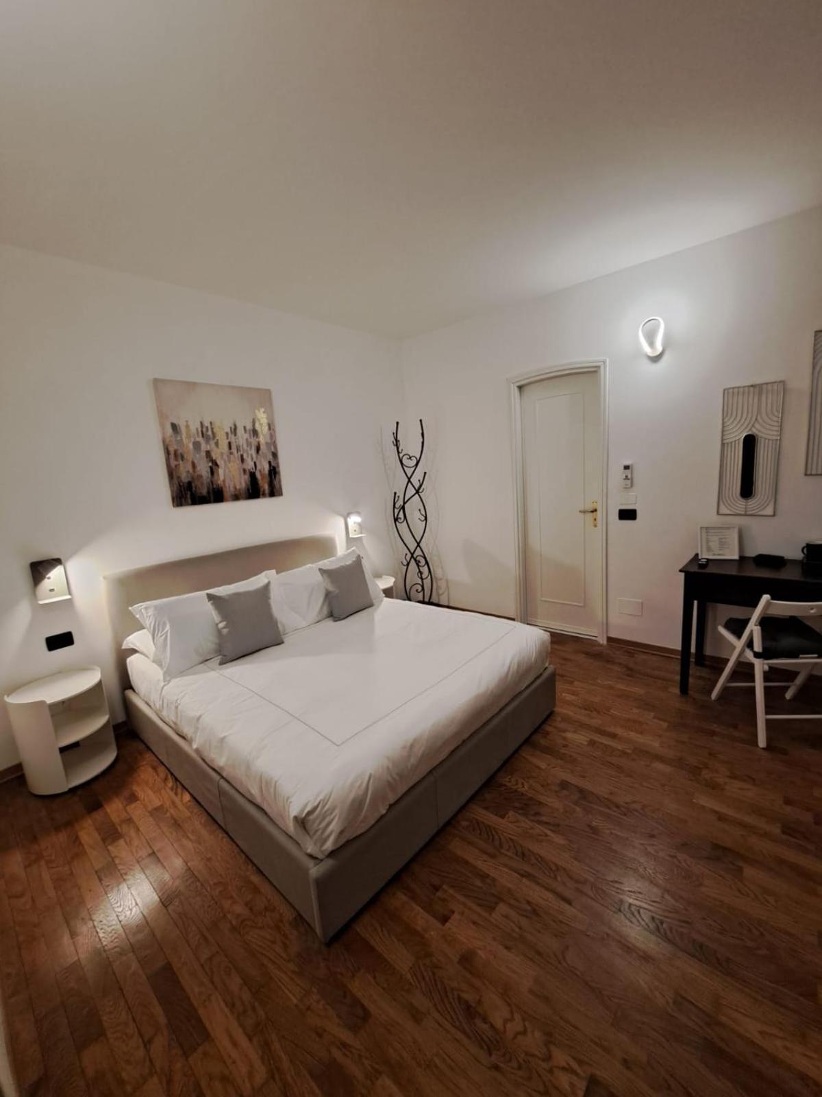 Palazzo Cusani Charming Rooms 베르첼리 외부 사진