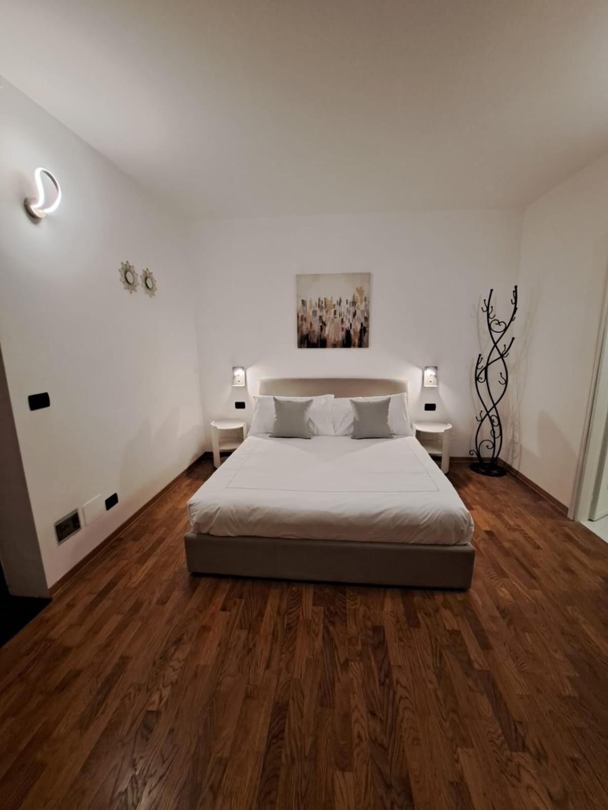 Palazzo Cusani Charming Rooms 베르첼리 외부 사진